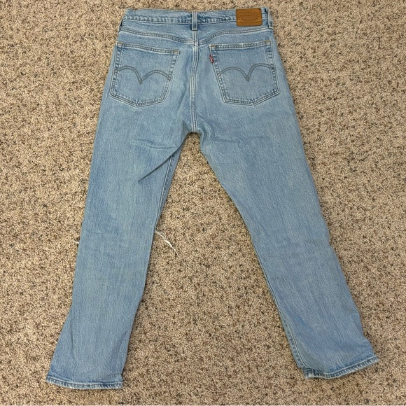 Levi’s Wedgie Straight in Distressed Light Wash - Picture 3 of 8